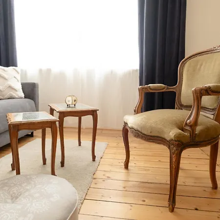 Romantic In The Centre *